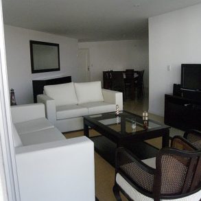 Uy016  Hermoso y amplio apartamento de 3 dormitorios con vista al mar a una cuadra de la playa brava.