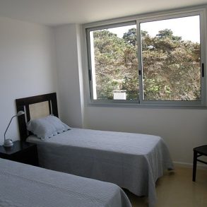 Uy016  Hermoso y amplio apartamento de 3 dormitorios con vista al mar a una cuadra de la playa brava.