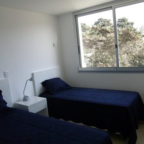 Uy016  Hermoso y amplio apartamento de 3 dormitorios con vista al mar a una cuadra de la playa brava.