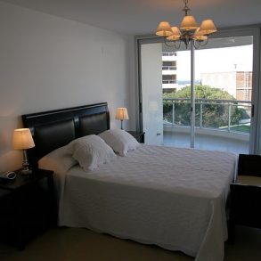 Uy016  Hermoso y amplio apartamento de 3 dormitorios con vista al mar a una cuadra de la playa brava.