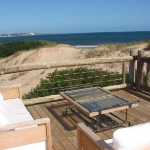 Uy 060  Casa frente al mar, en el balneario Tío Tom