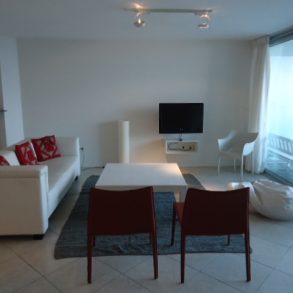 Uy 072  Parada 6 de Playa Brava. Edificio con todos los servicios