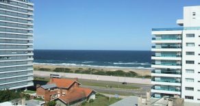 Uy 072  Parada 6 de Playa Brava. Edificio con todos los servicios