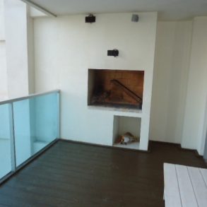 Uy 072  Parada 6 de Playa Brava. Edificio con todos los servicios