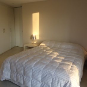 Uy 072  Parada 6 de Playa Brava. Edificio con todos los servicios