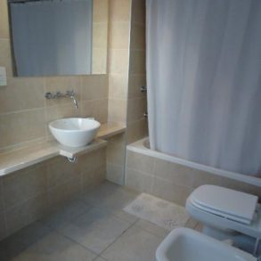 Uy 072  Parada 6 de Playa Brava. Edificio con todos los servicios