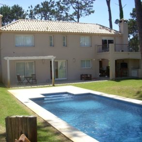 Uy 070    Hermosa Residencia dentro de Barrio Cerrado, totalmente equipada!