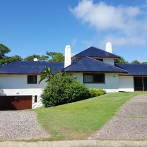 Uy  081  Importante propiedad a pasos de Playa Mansa