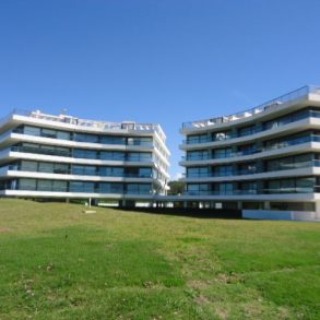 Uy 084  Edificio nuevo en primera línea en parada 31 de Playa Brava