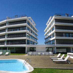 Uy 084  Edificio nuevo en primera línea en parada 31 de Playa Brava