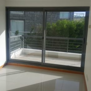 Uy 084  Edificio nuevo en primera línea en parada 31 de Playa Brava