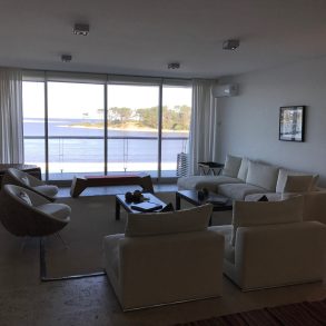 Uy 097  EDIFICIO NUEVO SOBRE LA COSTA DE LA BARRA