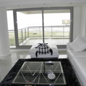 Uy  105 Departamento de primer nivel con excelente vista al mar
