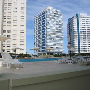Uy 103  Amplio departamento , a una cuadra de Playa brava
