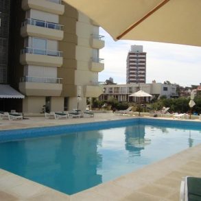 Uy 103  Amplio departamento , a una cuadra de Playa brava