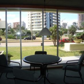 Uy 103  Amplio departamento , a una cuadra de Playa brava