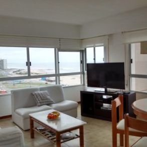 Uy  109  Excelente vista al mar, apartamento en piso alto