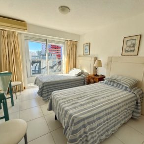 Uy 193 Venta de Penthouse duplex con parrillero exclusivo en Playa Brava de Punta del Este
